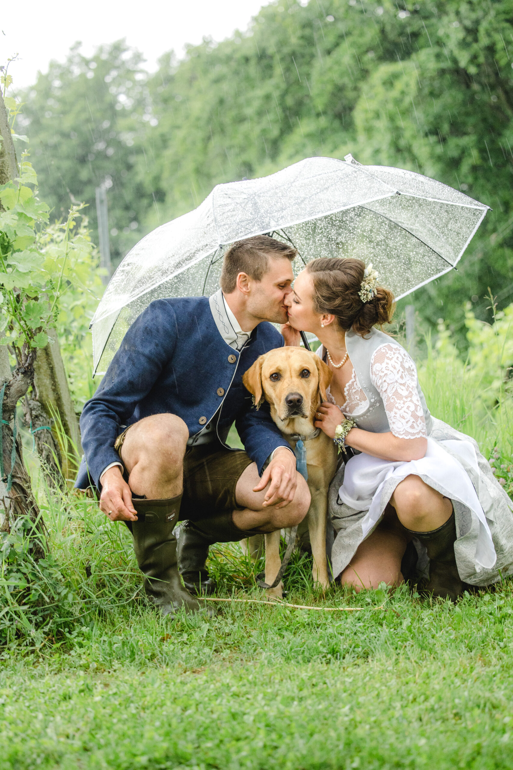 Brautpaar mit Hund im Regen – Hochzeit Natur