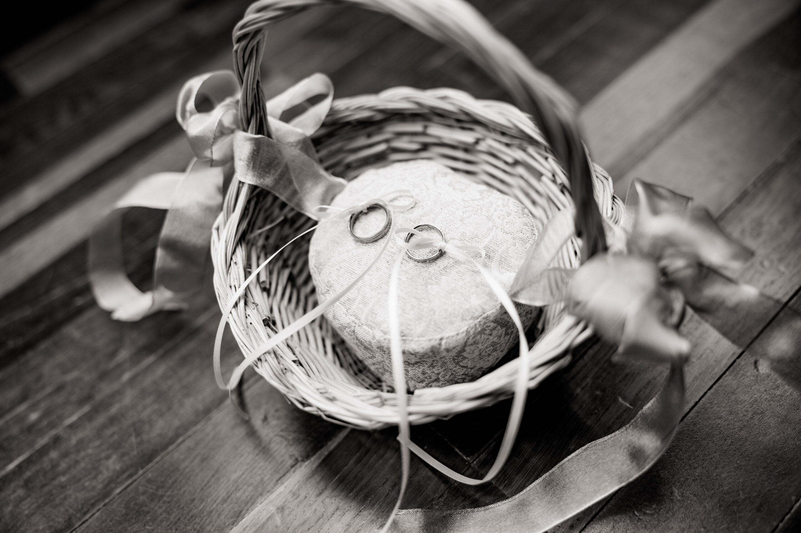 Eheringe auf Kissen – schwarzweiß Detail