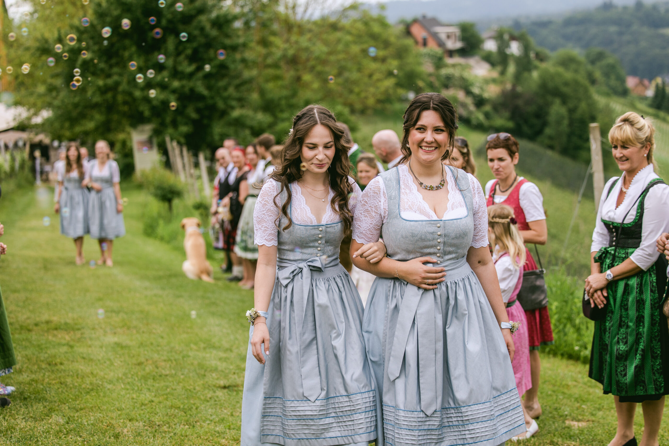 Brautjungfern im Dirndl – Hochzeitsgesellschaft