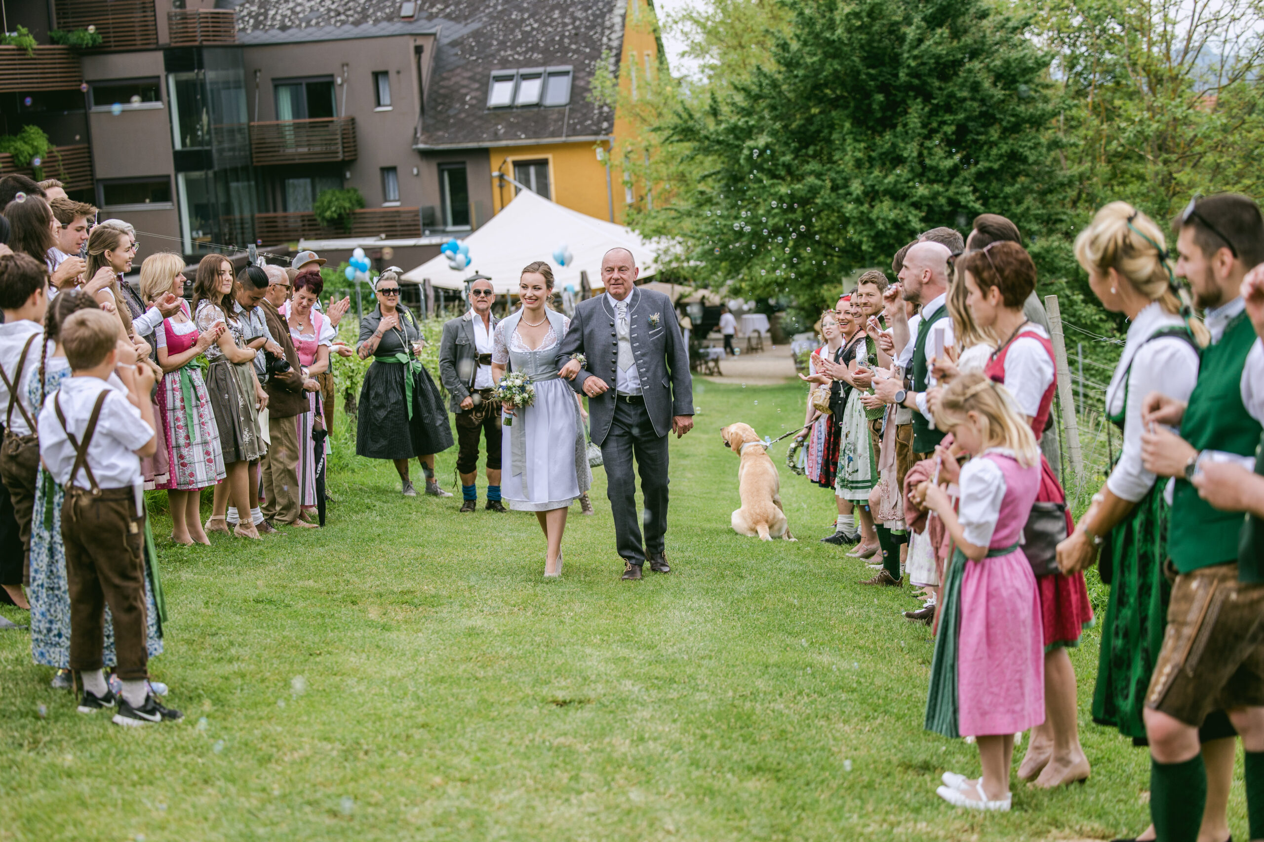Brautpaar Einzug – Hochzeit im Garten