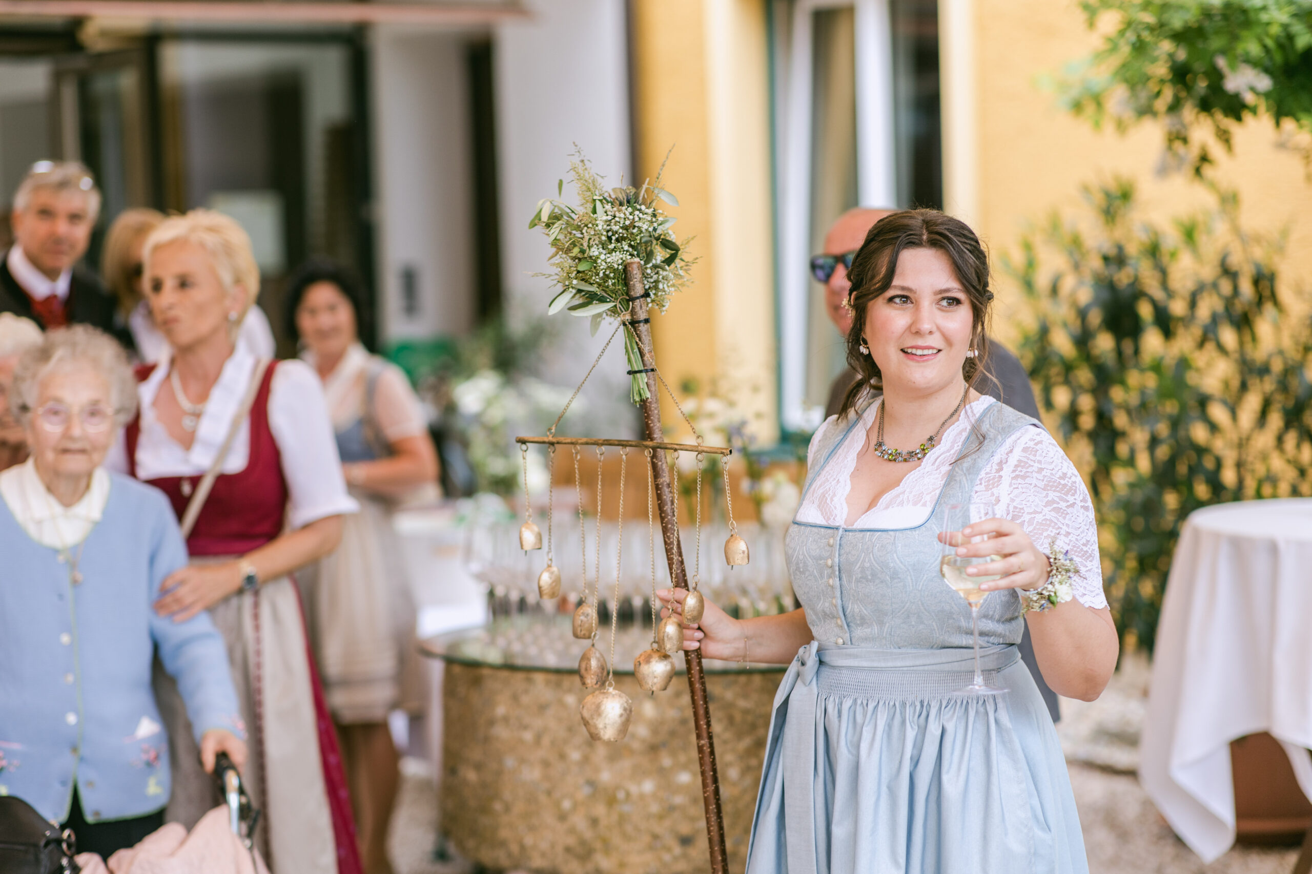 Braut mit Getränk – entspannte Stimmung