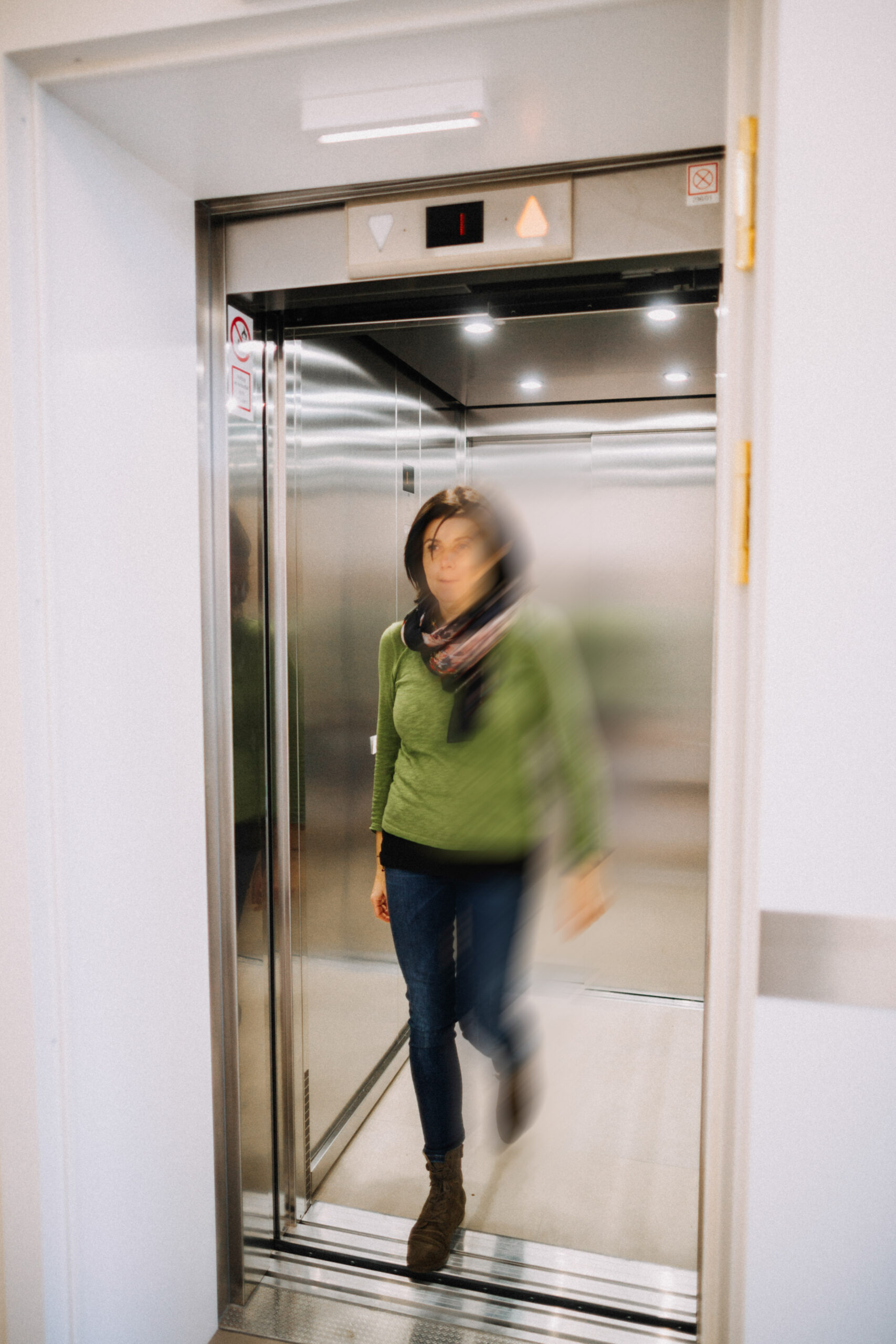 Person im Lift – barrierefreier Zugang