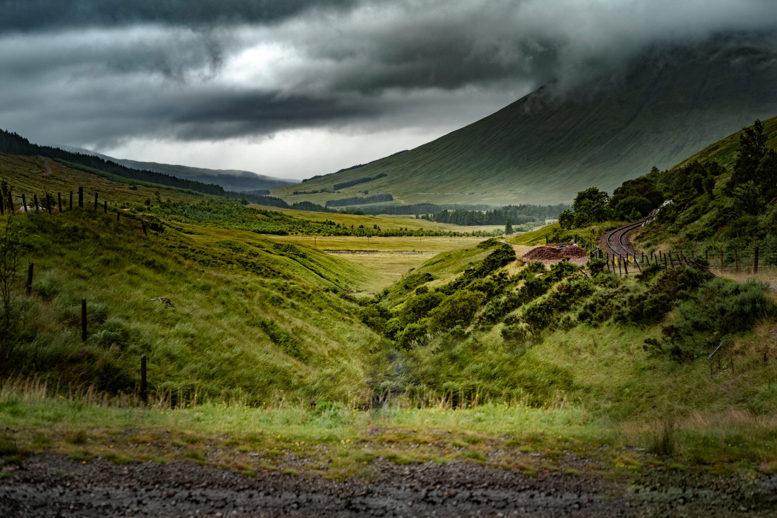 Hügellandschaft mit dramatischem Himmel