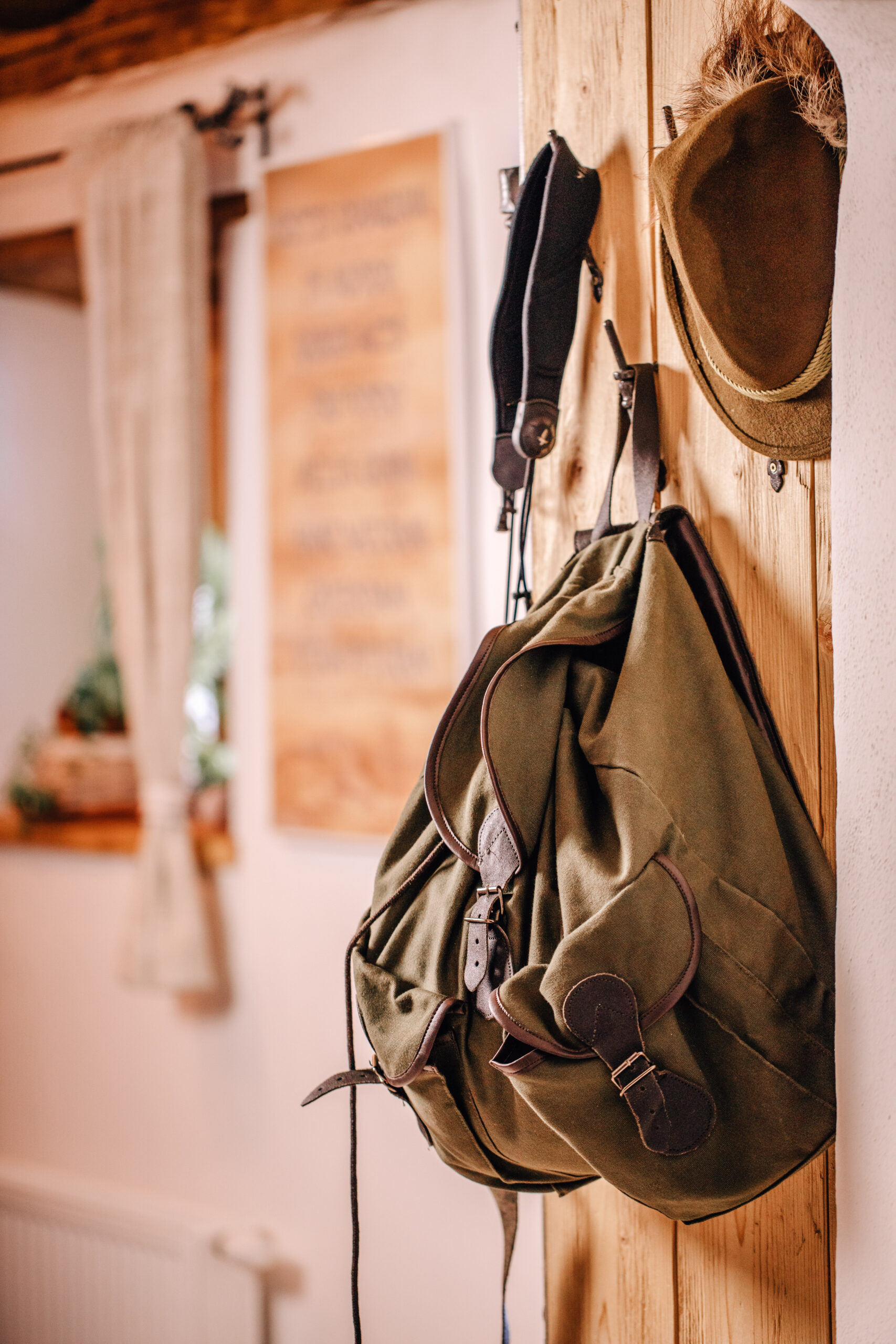 Jagdausrüstung hängt – Vorbereitung