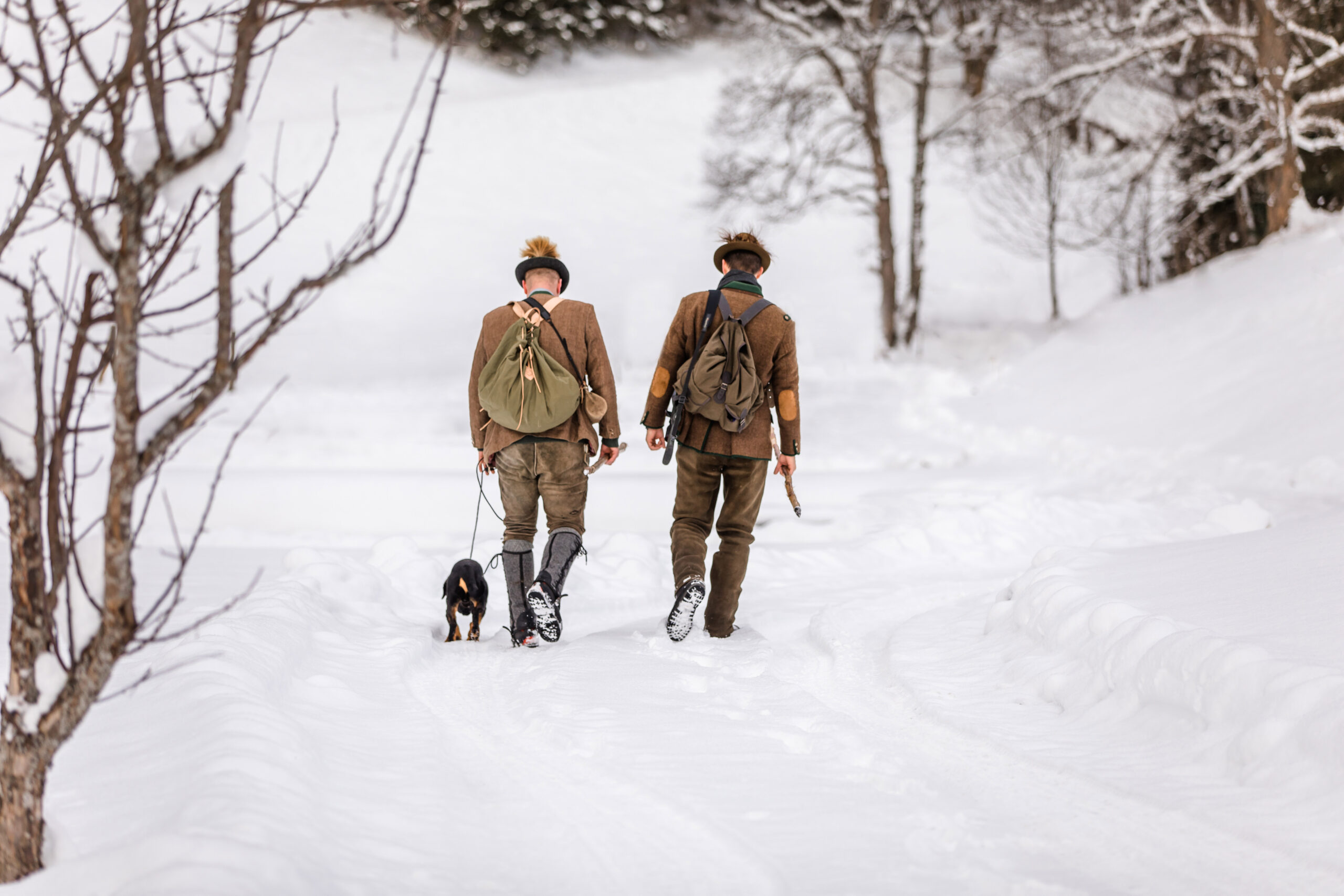 Jägergruppe im Schnee – gemeinsamer Weg