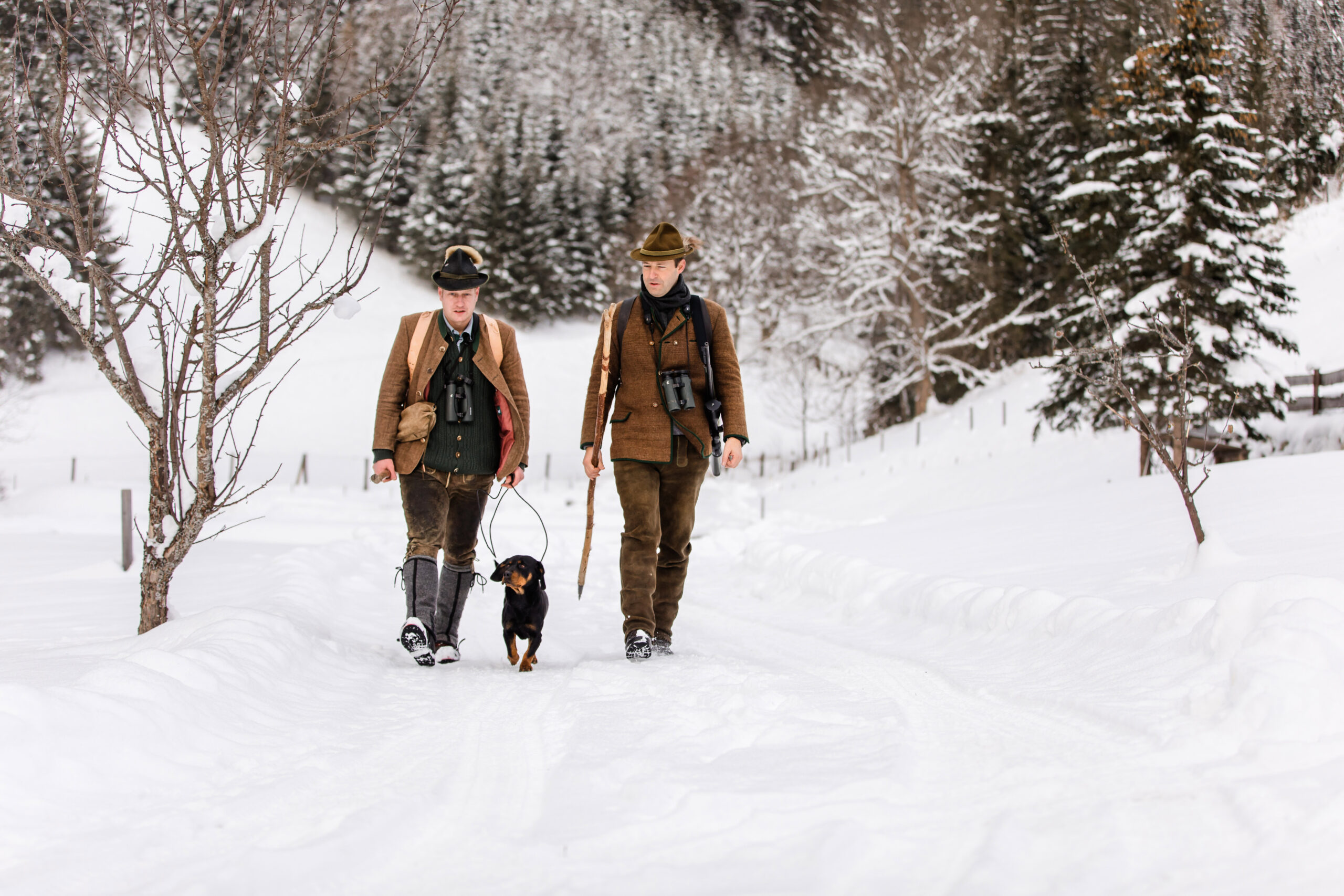Jäger mit Hund im Schnee – Naturmoment