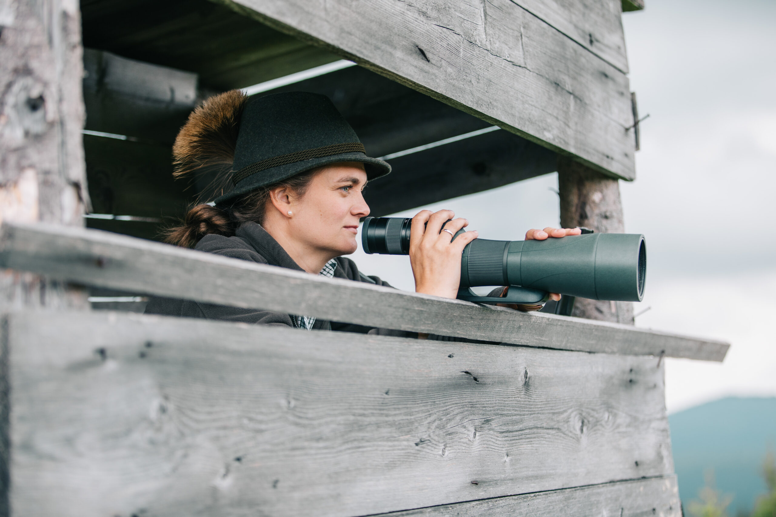 Jäger mit Fernglas – Wildbeobachtung