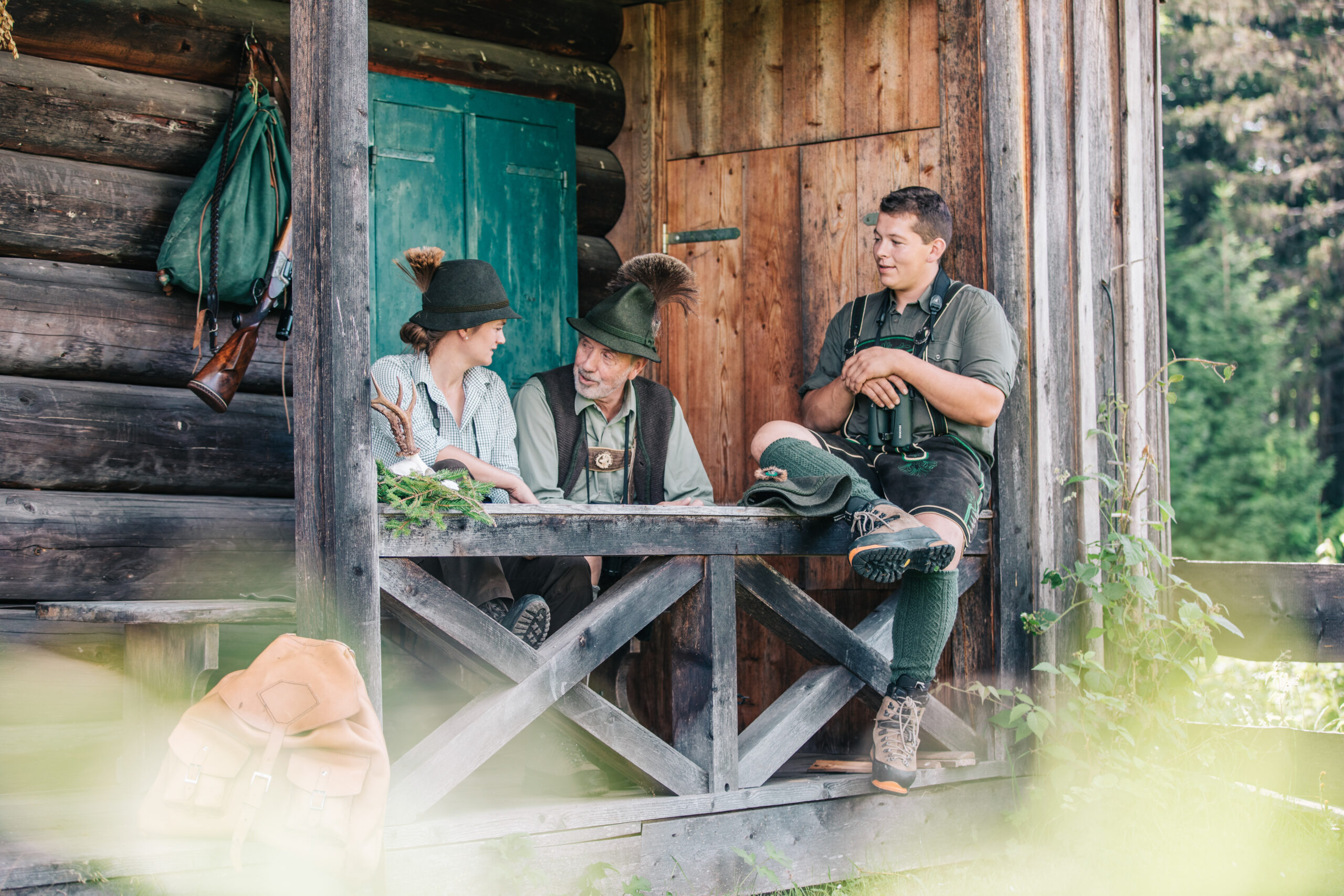 Jäger bei Pause vor Hütte – Gemeinschaft
