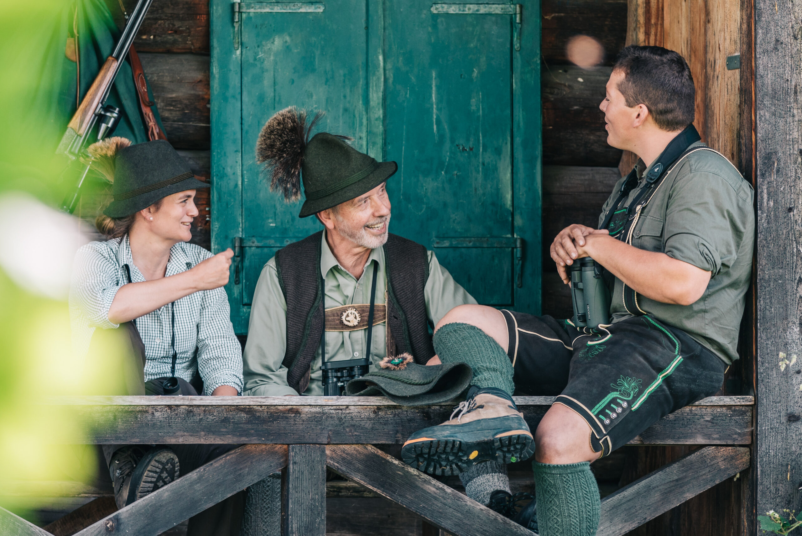 Jäger in Jagdhütte – Austausch im Revier