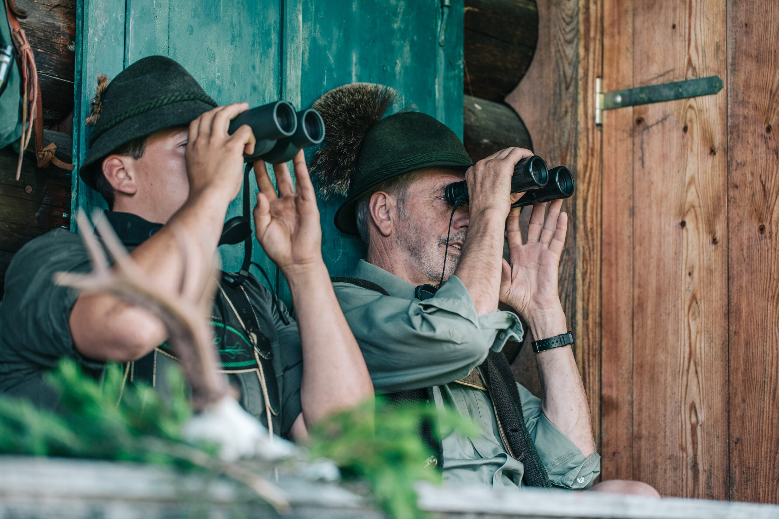 Jäger mit Fernglas – Naturbeobachtung