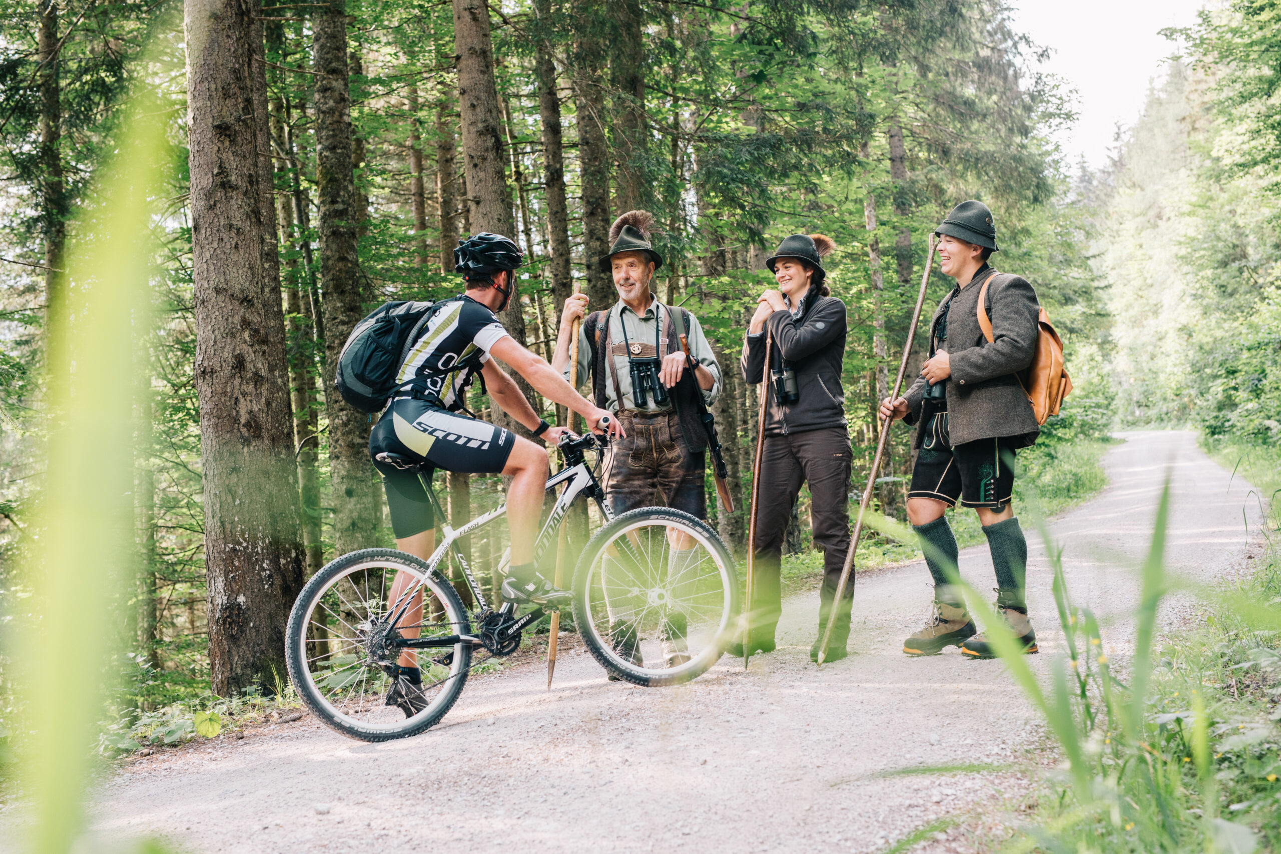 Gruppe Jäger mit Fahrrädern – unterwegs im Revier