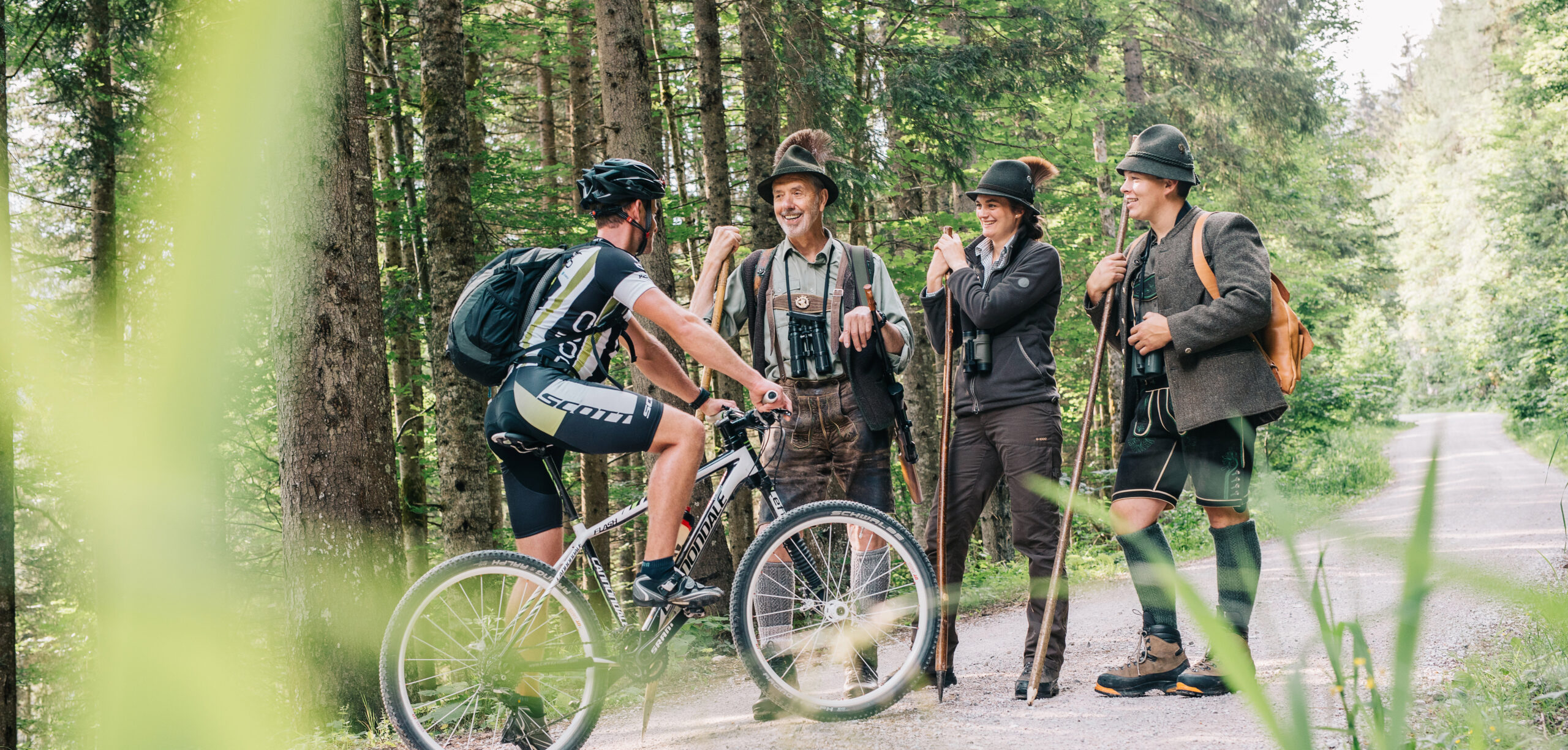 Jägergruppe im Wald – Austausch