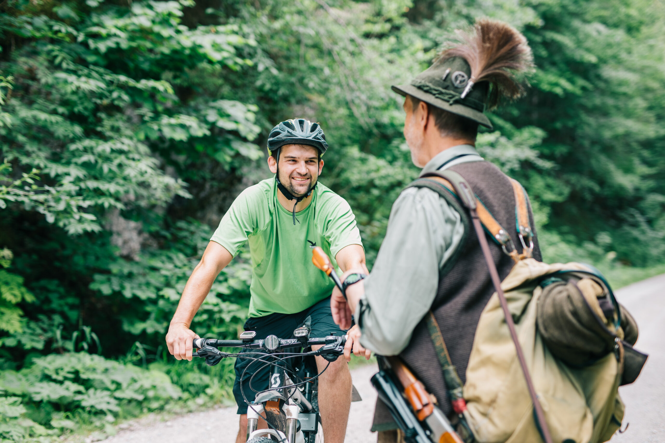 Jäger mit Fahrrad – nachhaltige Fortbewegung