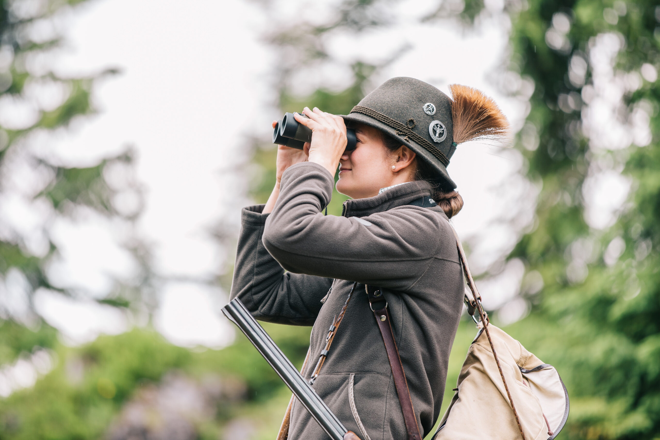 Jäger mit Fernglas – Wildbeobachtung Wald