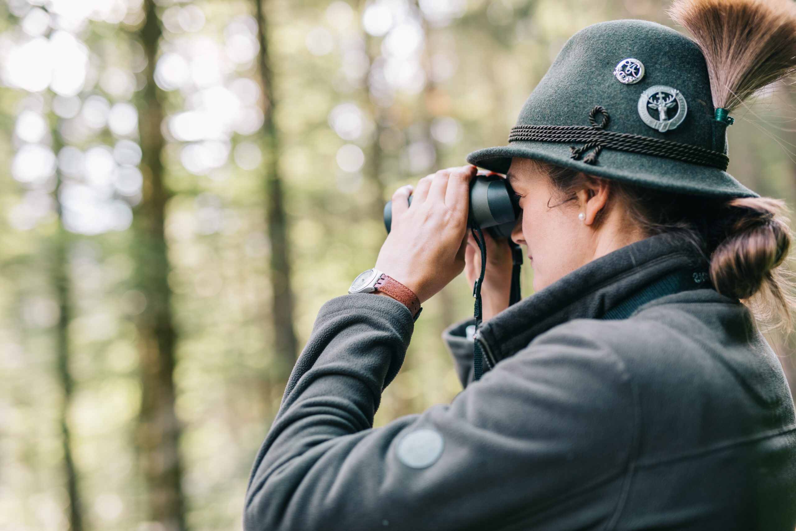 Jäger beobachtet Natur – Revierarbeit