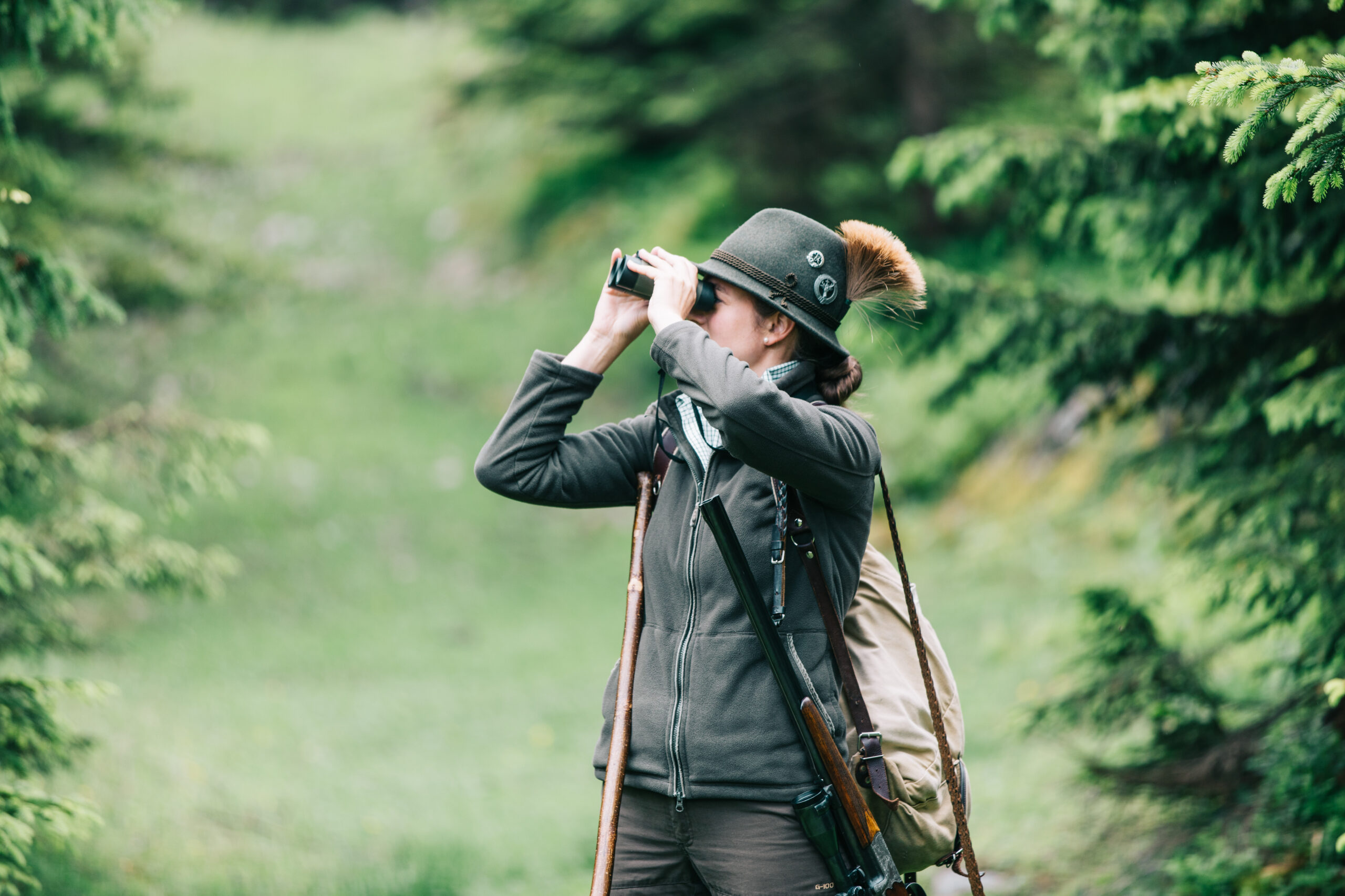 Jäger im Waldweg – Natur erleben