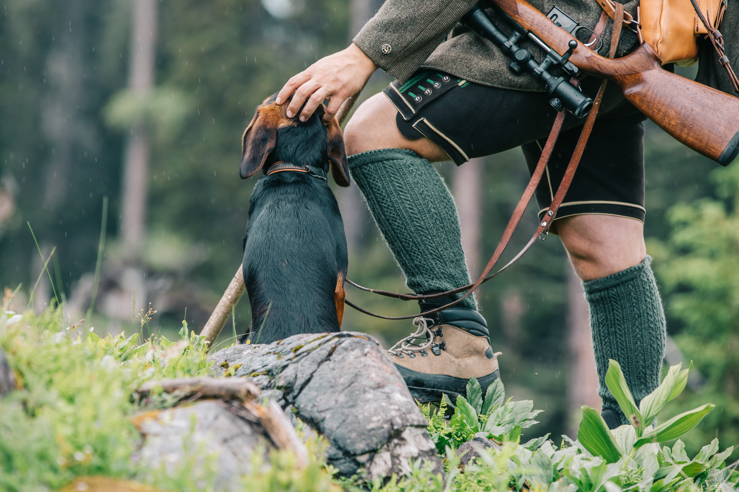 Jäger mit Fernglas – Blick in Natur