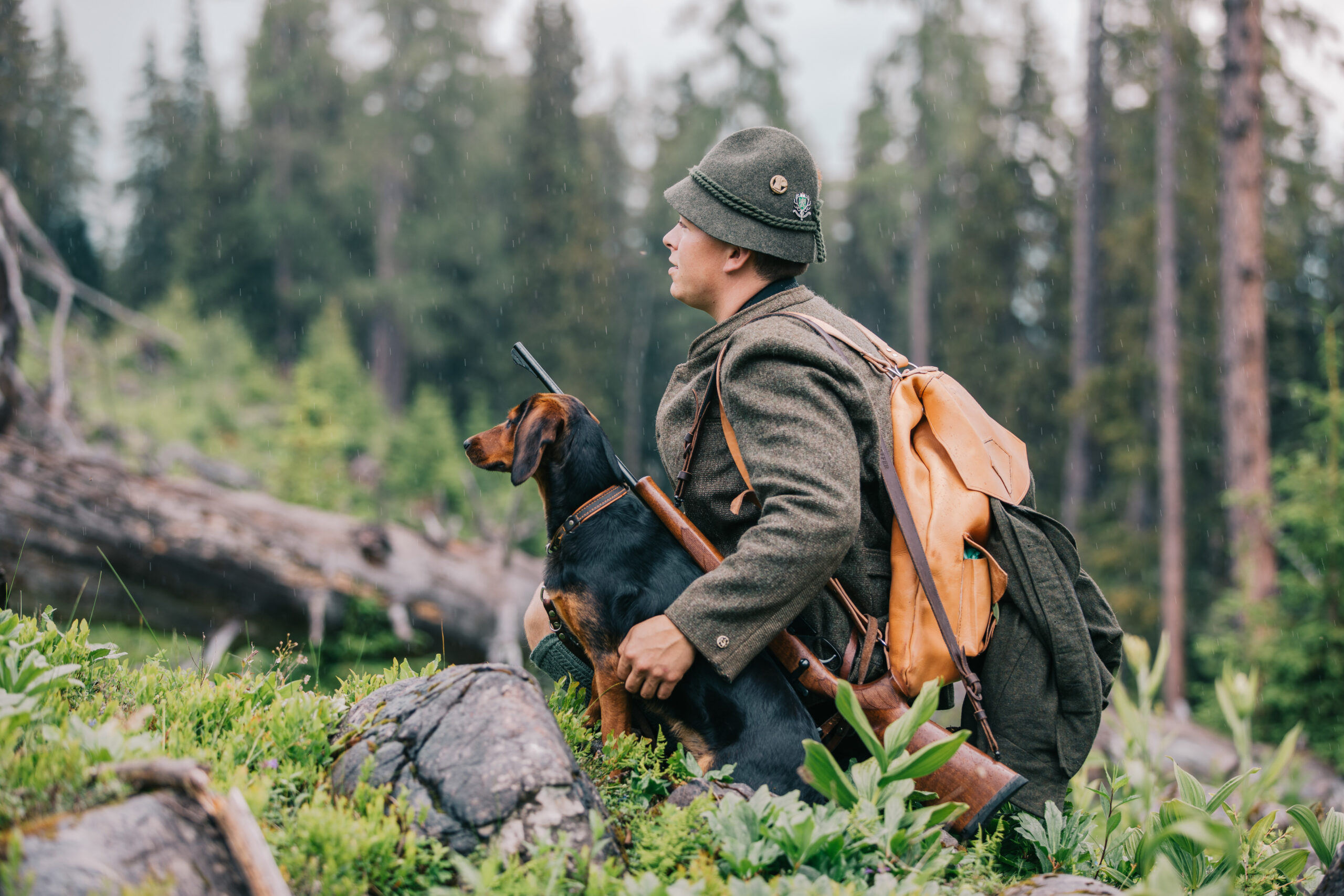 Jäger mit Hund im Wald – unterwegs